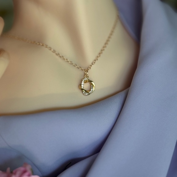 14K Gold Plated Necklace with Chic Pendant - Picture 5 of 9